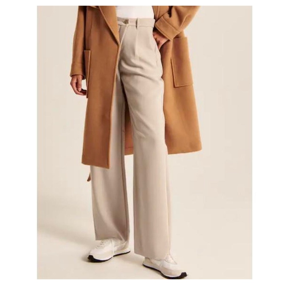Abercrombie & Fitch Hi-Rise Tailored Relaxed Pleated
Straight Trouser Pant